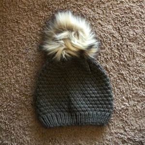 ❌ SOLD Gray knit pom hat NWOT